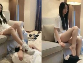 看着挺清纯的小姐姐竟然和男友𝟝1⃣吃瓜在酒jiu店玩SM