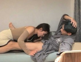 约极品美女沙发上口交深喉无套抽𝟝𝟙[chou]插