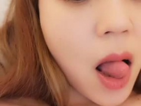 美少妇性感吊带装黑丝沙发上脱光光自摸扣逼喷水