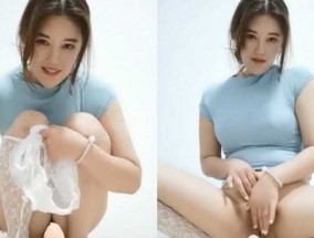 巨乳少妇𝟝1⃣吃瓜在家直播道具大秀自慰潮喷