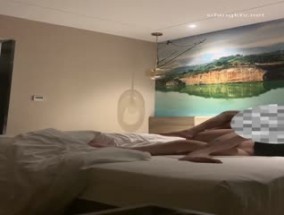 《最新流出约炮大神》“我不要好深好胀”对白刺激专搞极品嫩neng妹mei帅小伙露脸1