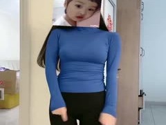 今天嫂子做完早饭，开始跳舞，太性感了。