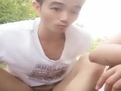 大叔和小𝟝𝟙xiao少妇户外野炮直播，金手指把骚妇的小穴弄湿湿再大力抽𝟝𝟙[chou]插～