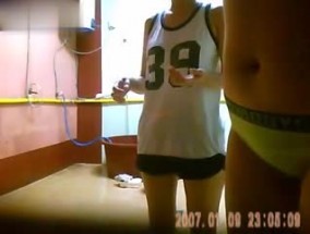 职工洗澡间连续偸拍下班后组团来冲澡的妹mei子们丰乳肥臀白花花的身子看的欲火难耐 - soav