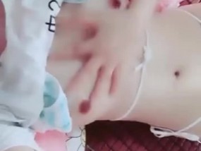 年齡不大萌妹mei子漏奶漏逼誘惑床上露出紅色奶嘴逼逼