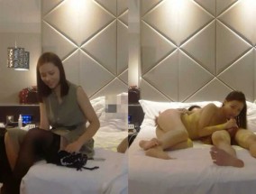 和同事到北京出差3000块找了一个外语学院的妹mei子、穿上黑色丝袜轮流干