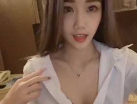 撕爛絲襪舔tian著我的穴接著69舔tian的人家不要不要的受不了只好自己坐上去搖於是和粉絲の激ji情的就這樣開始了