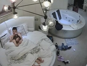 360酒jiu店摄像头偷拍-美女刚进门就迫不急待热吻上床啪pa啪