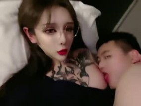 高端网红美女Ts雯雯 - ：打舌钉的美女，遇上了一个很爱吃奶的弟弟，当妈妈喂奶，发出的骚气好诱人诱人！