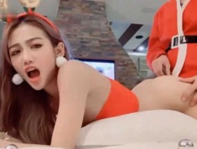 聖誕禮物盡然肛塞淫蕩到粉絲還是塞了肉𝟝𝟙rou棒進肛肉𝟝𝟙rou棒太大太刺激拔掉套套繼續猛插穴穴最後竟然口𝟝𝟙爆人家