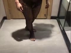 酒jiu店开着门让母狗自慰，她还不知情，全程沉浸式、当发现时羞死了！