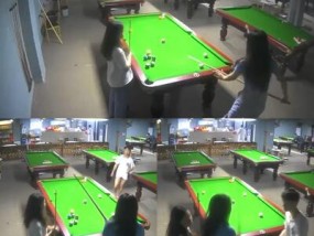 小伙台球厅突然脱裤子当着美女面自慰吓跑美女cdd