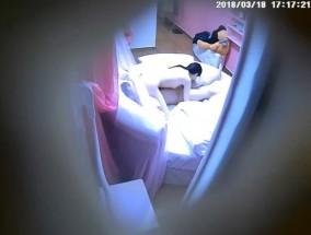 情侣圆床房开房打炮上来就脱光缠𝟝1⃣吃瓜在一起69互舔tian这样的女友太性福