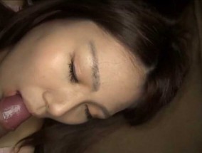 迷晕良家少妇把逼毛刮的好干净、手插进去很多水、无套内射欣赏精液流出