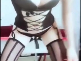 美乳騷妹mei穿吊帶襪讓男友幹