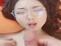 极品淫ying荡娇娃，床上的性感尤物，全程露脸𝟝1⃣吃瓜在床上让三个男人玩弄，叫着爸爸